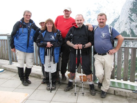 Helmut, Anna, Karin, Christian, Ernst und Manfred - die Marathongruppe vor dem Wilden Kaiser
