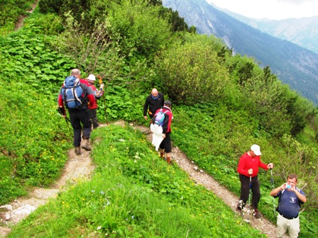 ...über einen schmalen, steilen Pfad...