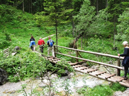 Der Kaiserbach wird mehrmals überquert