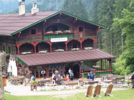 Das Anton-Karg-Haus in Hinterbärenbad - die nächste Labestelle mit Gratis Isotonik- und/oder Molkegetränk