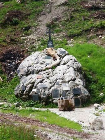 Gedächtnisstelle für verunglückte Bergsteiger - der letzte Unfall ist gerade mal 14 Tage her