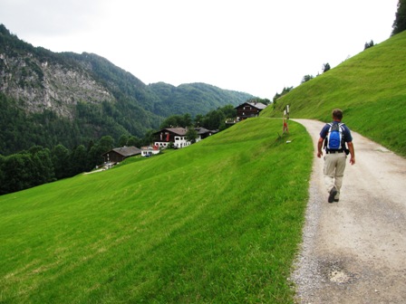 Vorbei an saftigen Wiesen und schönen Almhütten