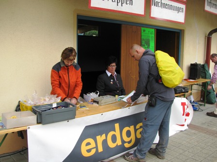 Die netten Funktionärinnen geben Auszeichnung, handgeschriebene Urkunde und Wertungsstempel aus