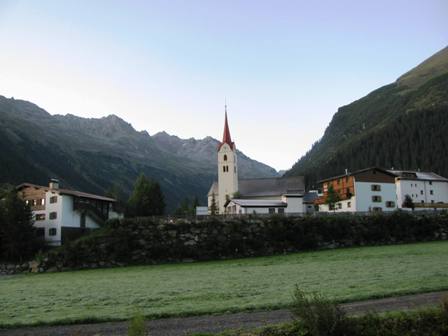 Die Kirche von Galtür in der Morgensonne