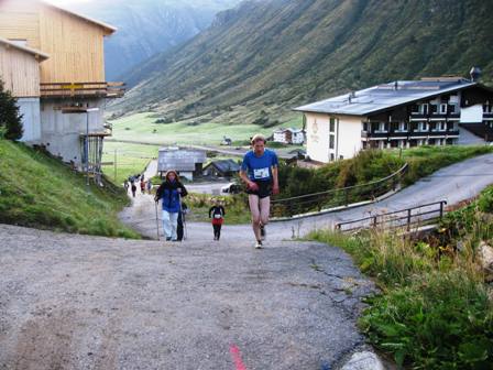 Karin muß sich von den ersten Läufern überholen lassen