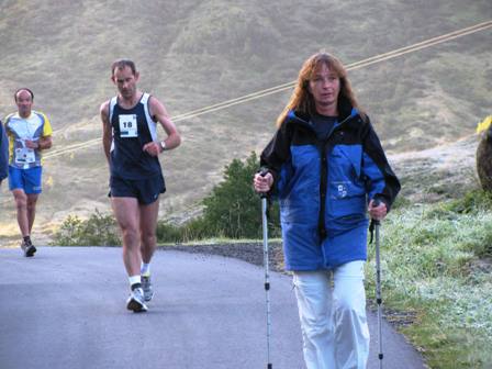 Zirberl wehrt sich mit Riesenschritten gegen die Überholmanöver der Läufer