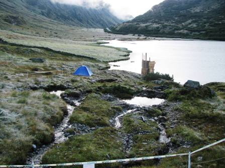 Ein Zelt am Zeinissee - leicht angefroren