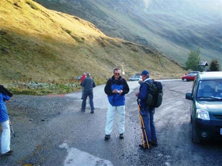 Helmut beim Fotografieren und im Gespräch mit Heinrich Skerbinz