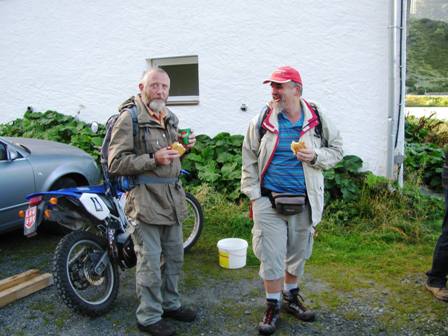 Wilhelm Klaminger und Manfred Sailer stärken sich vor den kommenden Steigungen - jetzt gehts gleich richtig los