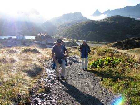 Quaxi und Zirberl vor dem Seenpanorama