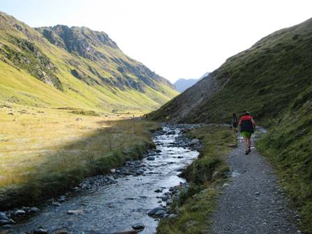 Danach gehts entlang eines Baches nur leicht steigend...