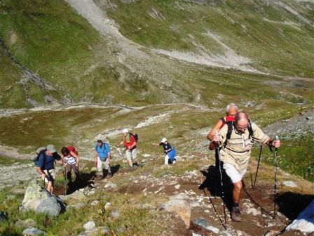 Wanderer im steilen Anstieg zum Muttenjoch