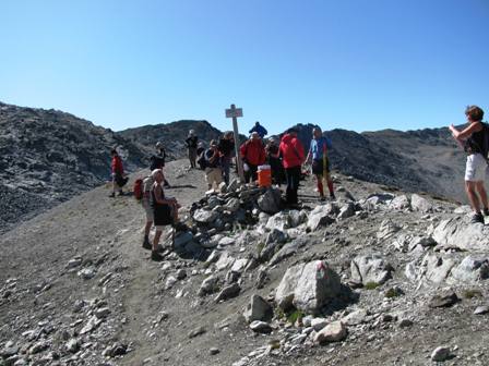 Am Joch herrscht reges Treiben, die Mitarbeiter der Bergwacht haben alle Hände voll zu tun
