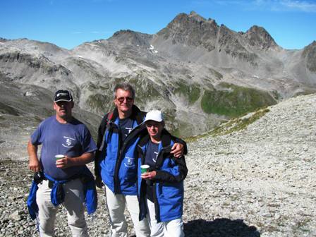 Manfred, Helmut und Karin am Muttenjoch - im Hintergrund der Grieskopf
