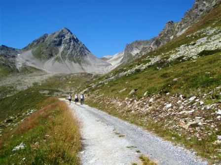 Nun gehts auf einem schönen Weg etwas gemütlicher weiter - im Hintergrund die Gaisspitze