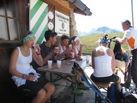 Ein Gruppe junger Damen hat es sich schon bei der 3.K+L bequem gemacht