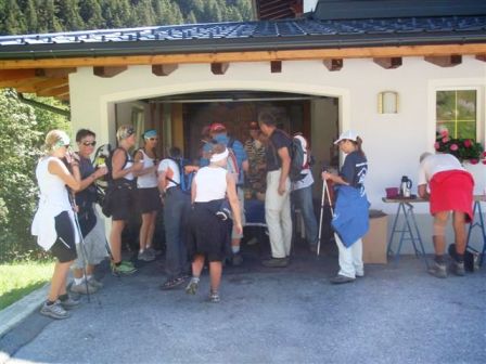 Die 4.K+L am Paznauner Hof ist um 13 Uhr erreicht - es herrscht reges Treiben