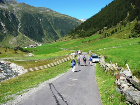 Wanderer auf dem Weg zur letzten K+L kurz vor Galtür