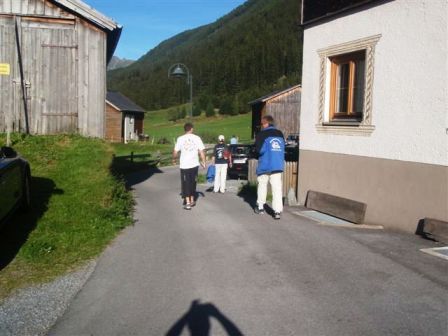 Wir kommen wieder - keine Frage! Die Wanderfreunde am Weg zum Auto - die Heimreise ist aber leider noch lange