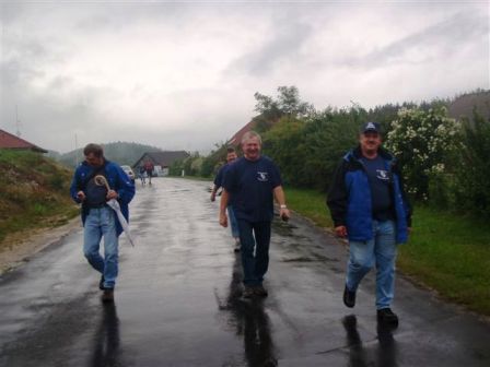Die Regenschirme bleiben zugeklappt