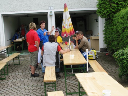 Wanderer und Mitarbeiter an der 1.K+L in Nußbaum...