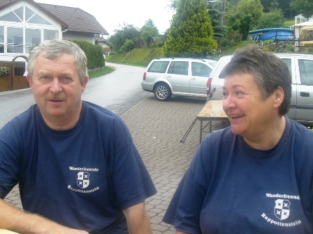 Hans gibt einen Schwank zum Besten - seine Gattin Eva amüsiert es