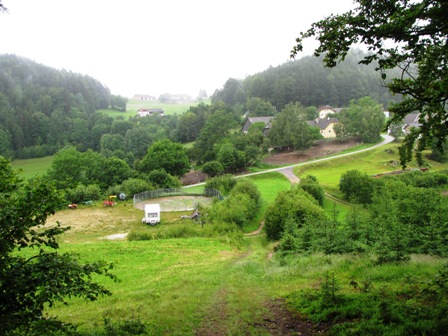 Eine kleine Ansiedlung im Tal