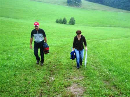 Monika im nächsten Anstieg mit sportlicher Begleitung