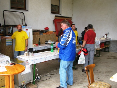 ...kommen die Mitarbeiter mit den Bierzapfen nicht nach