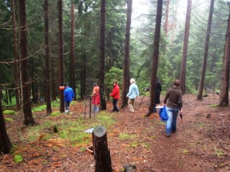 Monika auf der Aufholjagd einer Wandergruppe