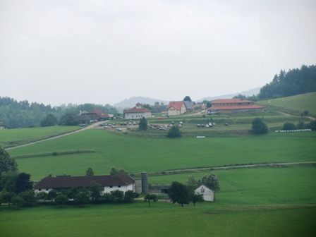 Fernblick zur Veranstaltungshalle sowie zum Feuerwehrhaus von Erdmannsdorf