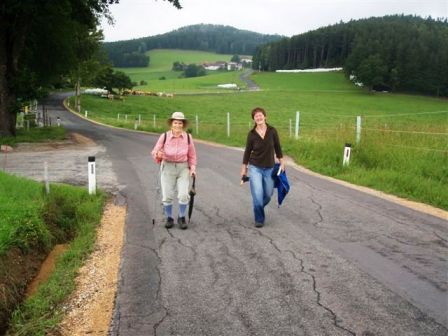 Monika mit der beneidenswert fiten und sehr netten Wanderin