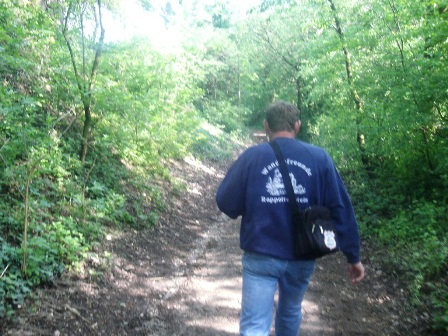 Obmann Gerhard Hold eiligen Schrittes...