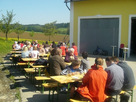 Zahlreiche Wanderer genießen an der 1. K+L den Sonnenschein