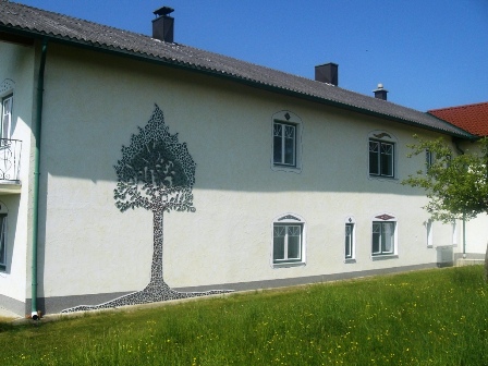 Schöne Mosaik-Arbeit an einer Hausmauer