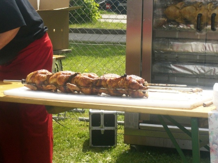 ...und die leckeren Grillhühner - wenn man da nicht hungrig wird!