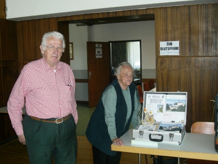 Die Groß Gerungs'er machen einen Blick auf den Werbekoffer 2009 der Wanderfreunde Rappottenstein