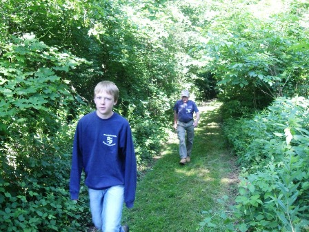 Gerhard jun. und Leopold Hold durch die Au neben der Traisen