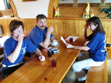 Die Wanderfreunde müssen die zahlreichen genaschten Kirschen runterspülen