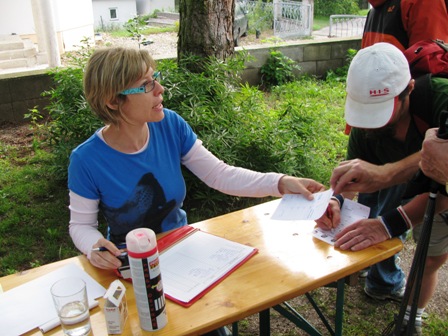 Die Aufnahme und Reihung der Wanderer für das Foto für die Urkunde wird von dieser netten jungen Dame durchgeführt
