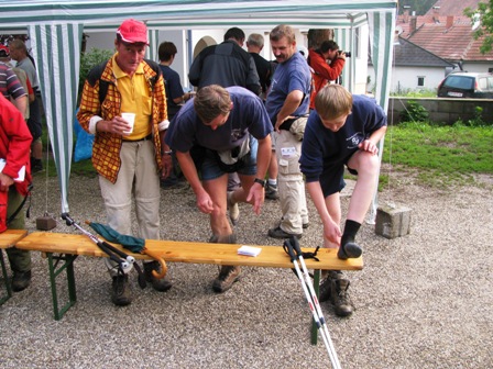Alois Schönbichler macht bei Obmann Gerard Hold und seinem Junior eine Fuß-, Socken- und Schuhkontrolle