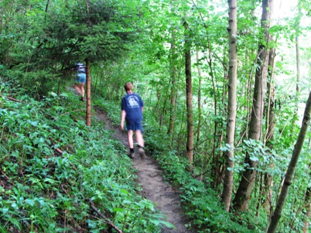 Auf einem schönen Pfad durch den Wald geht es dann weiter