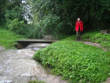 Wird der Steg die steigenden Wassermassen aushalten?