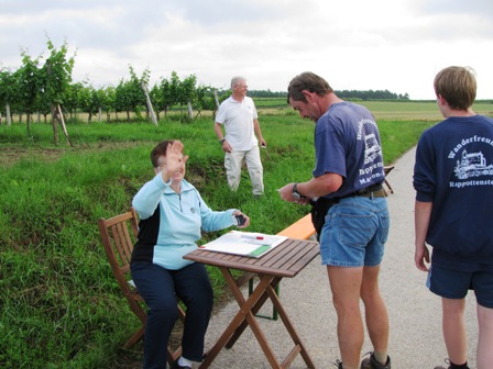 Obmann Gerhard Hold bei der Kontrolle, Silvester Mayr legt auch einen Zwischenkontrollstop ein und Frau Koch führt über die passierenden Wanderer Buch