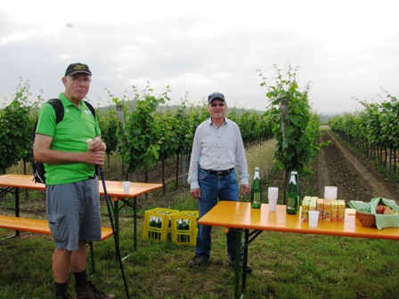 Franz Koch verpflegt die Gäste mit Gratis-Getränken, Obst und Wachauer-Laberl - wir freuen uns jedes Jahr auf diese herrliche Labestelle