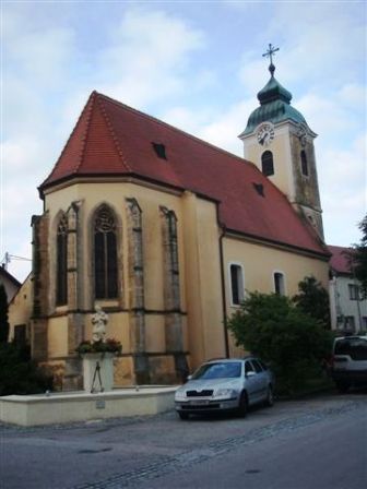 Die Kirche von Mittelberg mit davorliegendem Brunnen
