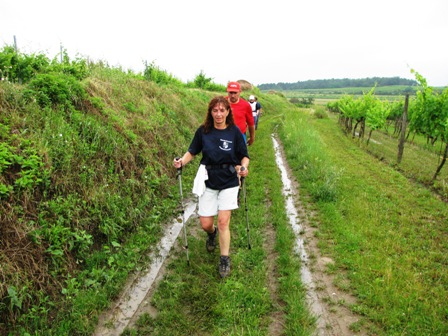 Karin tänzelt über die Wasserpfützen