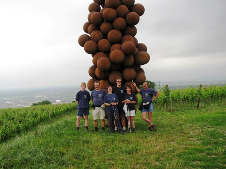 Das komplette Marathonteam der Wanderfreunde Rappottenstein bei der 'Traube', Gerhard jun., Manfred, Monika, Helmut, Karin und Gerhard sen.