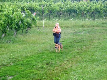 Jetzt kommt auch Gaby Prais im Schlepptau ihres Hundes angeflogen