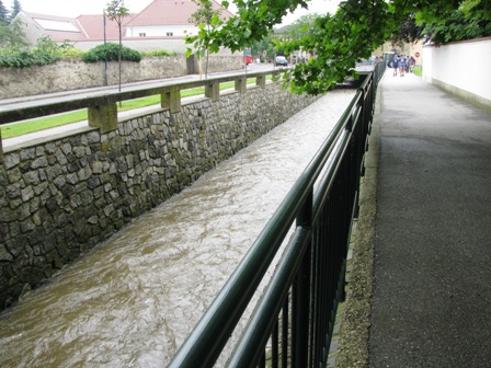 Ganz schön viel Wasser fließt den Loisbach herunter